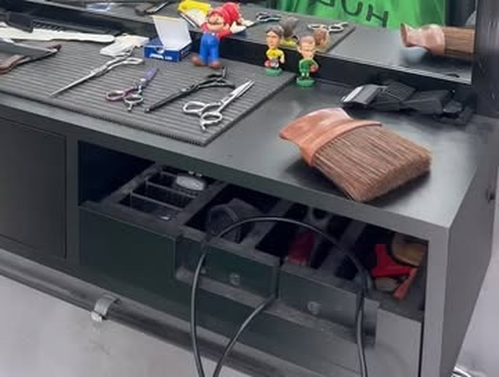 Bancada de trabalho com tesouras, pentes e máquina de corte